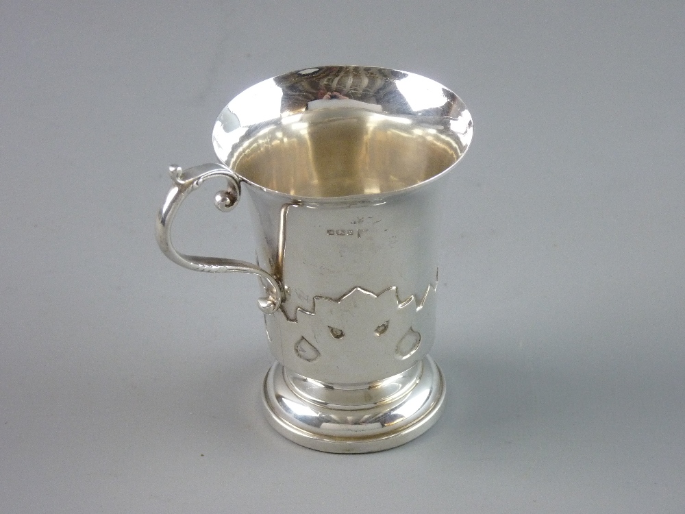A SILVER ARTS & CRAFTS STYLE DRINKING CUP, 10 cms high with 'C' scroll handle, the body with