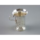 A SILVER ARTS & CRAFTS STYLE DRINKING CUP, 10 cms high with 'C' scroll handle, the body with