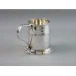 A SILVER TANKARD of tapering cylindrical form with banding, London 1913, 11.6 troy ozs