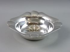 A SILVER LOBED EDGE BOWL, 20 cms wide, Sheffield 1909, 9 troy ozs