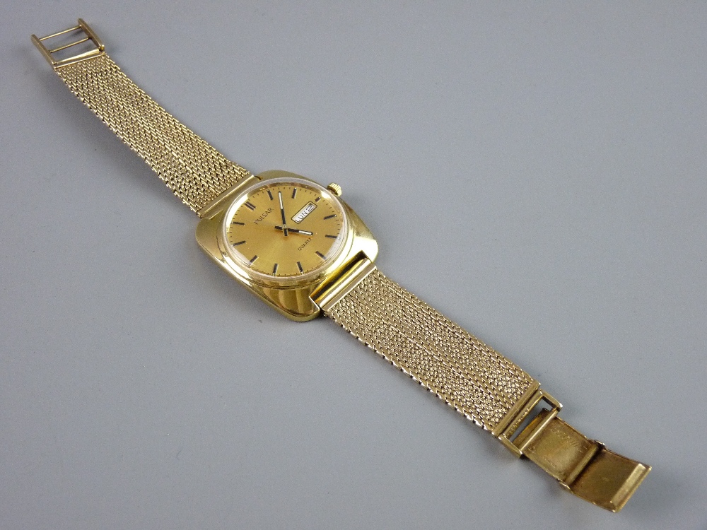 A 1960's GENTLEMAN'S EIGHTEEN CARAT GOLD BULOVA PULSAR CIRCULAR DIAL CALENDAR WRISTWATCH having a