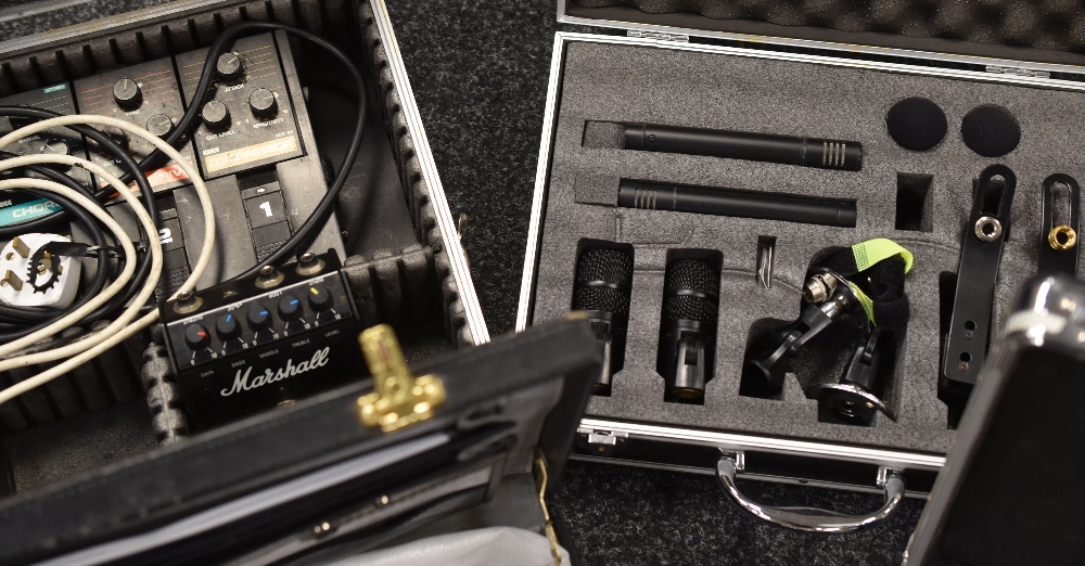 A PARCEL OF VARIOUS CASED GUITAR EQUIPMENT including leads, mics, wah wah pedals and wireless - Image 4 of 5