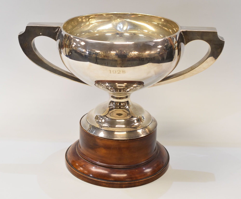 A SILVER TROPHY BOWL with inscription 'Groham Hurst Golf Club 1928', on a wooden plinth,