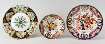 THREE EARLY NINETEENTH CENTURY IMARI ITEMS comprising rare Minton Imari plate with green leaf