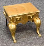 A BRASS FOOTMAN WITH TWIN SIDE HANDLES and faux drawers on protruding shaped front supports