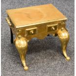 A BRASS FOOTMAN WITH TWIN SIDE HANDLES and faux drawers on protruding shaped front supports