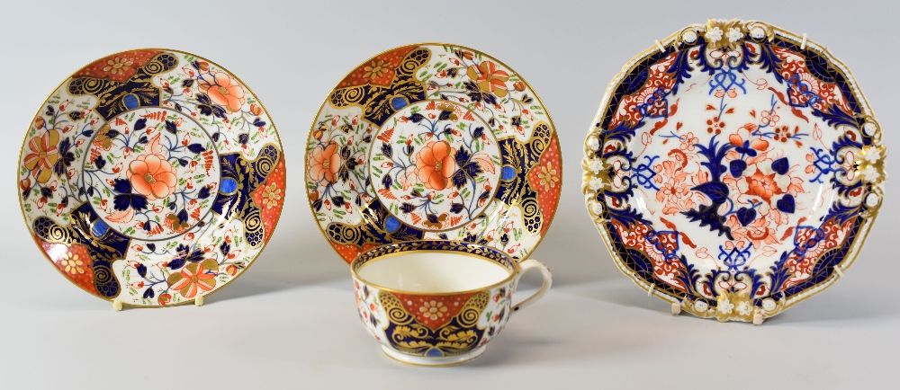 FOUR ITEMS OF EARLY NINETEENTH CENTURY BLOOR DERBY in the Imari pattern and comprising cup, pair