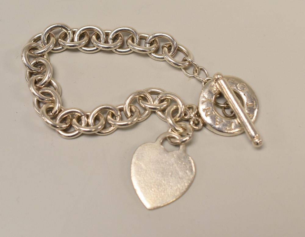 A TIFFANY-STYLE LINK BRACELET WITH BRANDED HOOP & HEART PENDANT, 1.3ozs