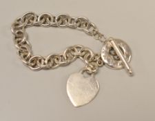 A TIFFANY-STYLE LINK BRACELET WITH BRANDED HOOP & HEART PENDANT, 1.3ozs