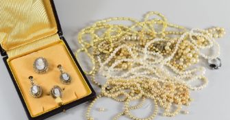 A CAMEO JEWELLERY ENSEMBLE & QUANTITY OF FRESHWATER & CULTURED PEARLS