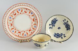 A 1ST PERIOD WORCESTER TEA BOWL & SAUCER TOGETHER WITH A SPODE CREAMWARE RIBBON PLATE no marks to