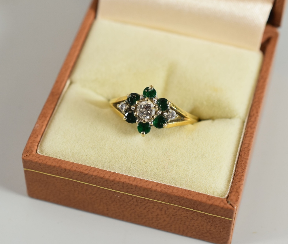 AN EMERALD & DIAMOND FLORAL CLUSTER RING set in 18ct yellow gold, 3.88gms