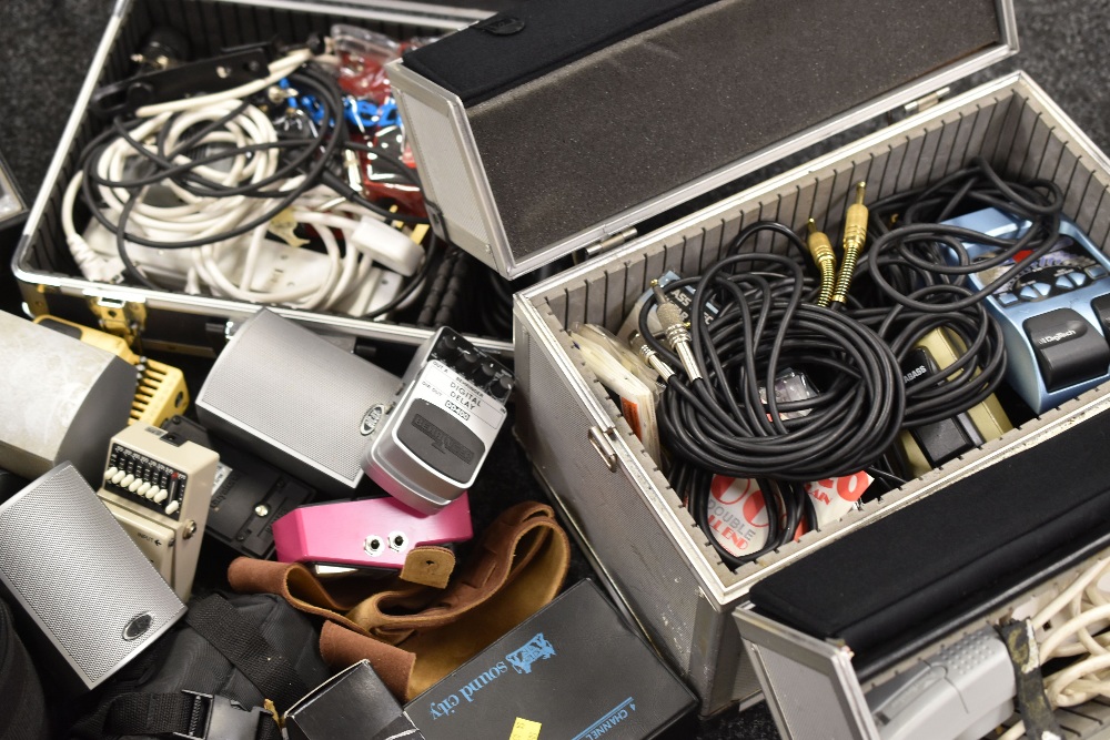 A PARCEL OF VARIOUS CASED GUITAR EQUIPMENT including leads, mics, wah wah pedals and wireless - Image 3 of 5