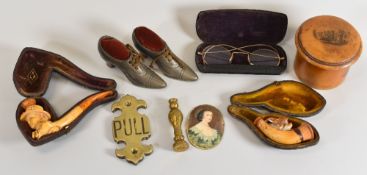 A PARCEL OF COLLECTABLES including treen, cased figural smoking pipe, pair of shoe pin-cushions etc