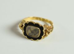 A VICTORIAN 18CT YELLOW GOLD MOURNING RING having a black enamel framed locket of hair, 3.35gms