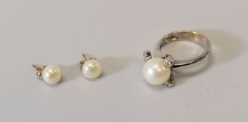 AN 18CT WHITE GOLD PEARL RING & PAIR OF PEARL STUD EARRINGS