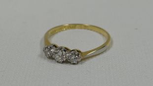 A THREE STONE DIAMOND RING set in 18ct yellow gold, 2.34gms