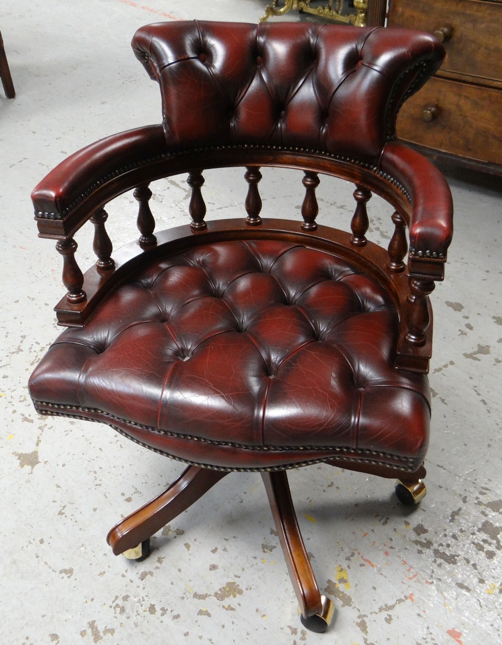 A REPRODUCTION BUTTONED LEATHER CAPTAIN-STYLE SWIVEL CHAIR
