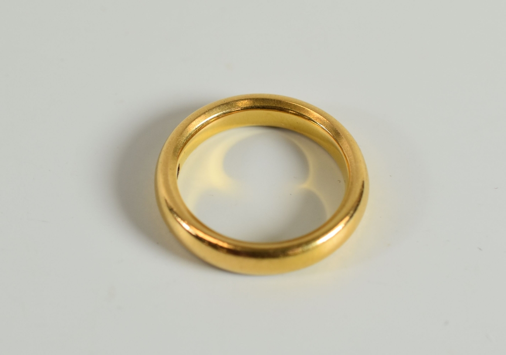 A 22CT YELLOW GOLD WEDDING BAND, 8.9gms