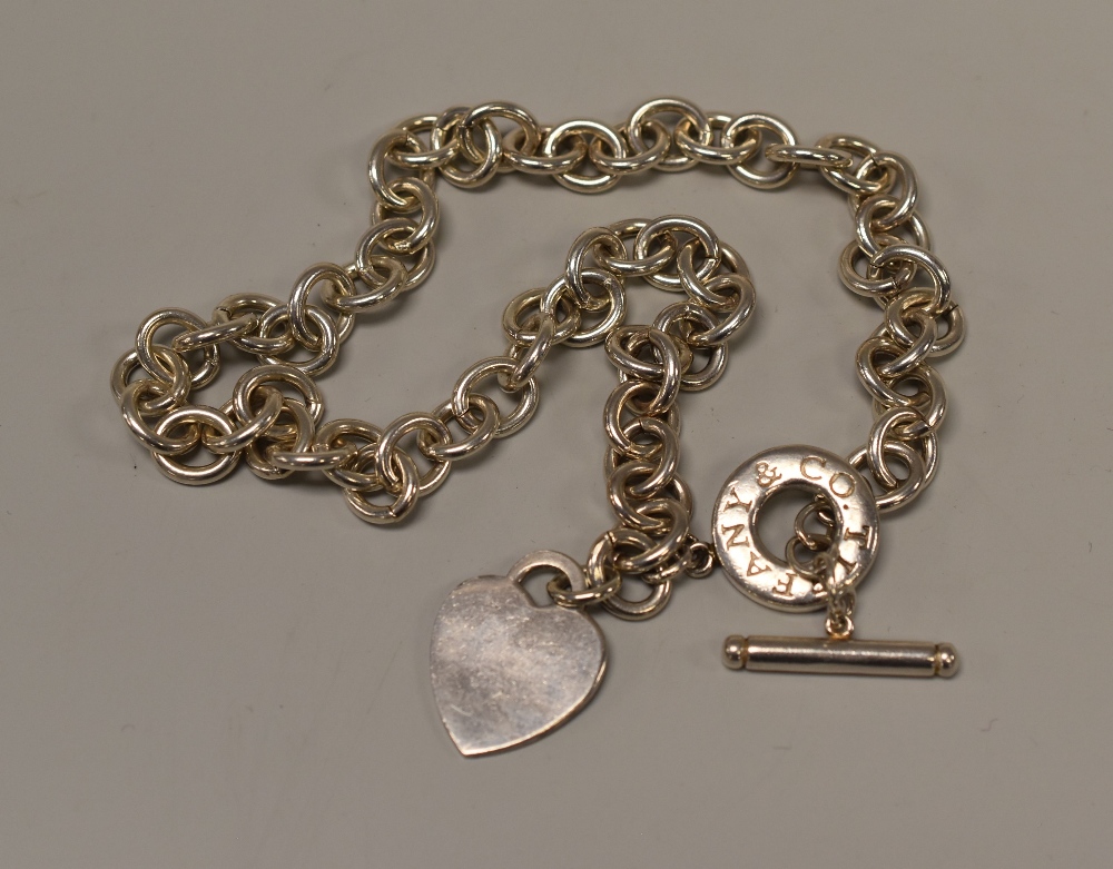 A TIFFANY LINK NECKLACE WITH BRANDED HOOP & HEART PENDANT, 2.44ozs