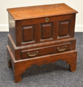 AN EARLY NINETEENTH CENTURY COFFER BACH raised on bracket feet with base drawer and tri-panelled