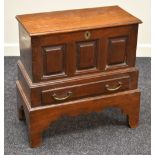 AN EARLY NINETEENTH CENTURY COFFER BACH raised on bracket feet with base drawer and tri-panelled
