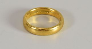 A 22CT GOLD WEDDING BAND, 9gms
