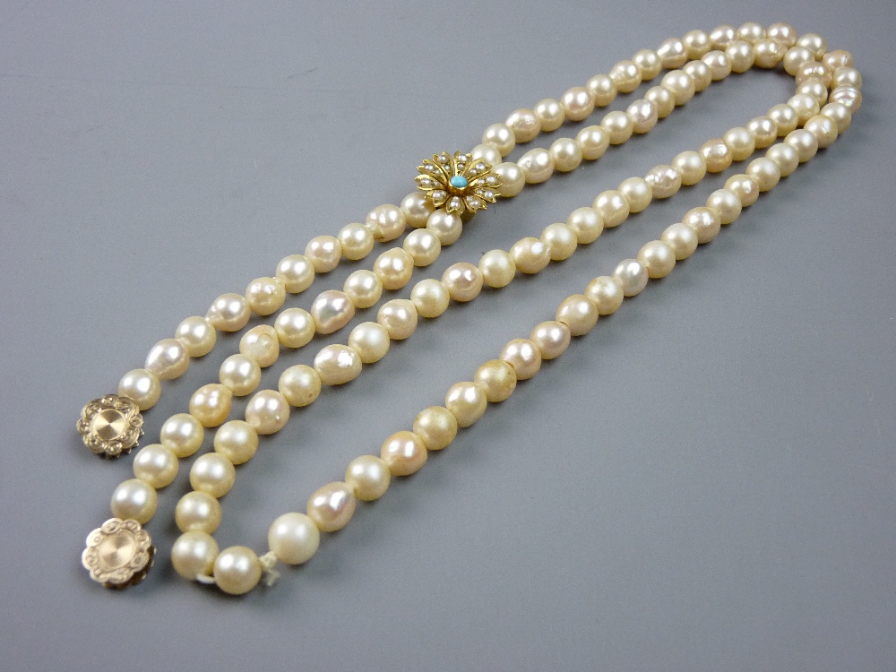 A SINGLE STRAND NECKLACE OF NATURAL LOOK PEARLS, having a nine carat gold circular floral pendant