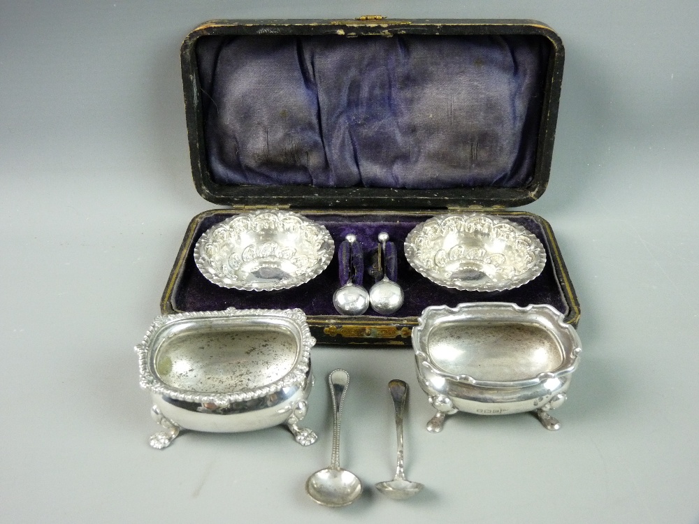 A CASED PAIR OF SILVER SALTS WITH SPOONS, Birmingham 1904, circular with embossed decoration along