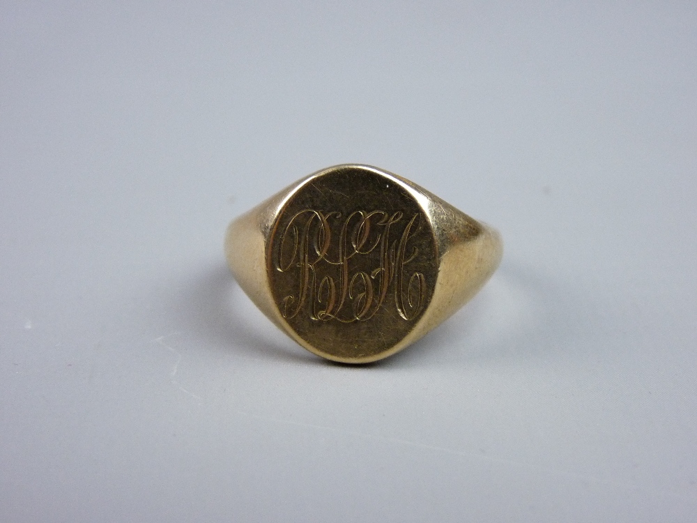 A NINE CARAT GOLD GENT'S SIGNET RING, monogrammed 'R L H', inscribed to the reverse 'Your Jeanette',