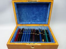 SIXTEEN PARKER FOUNTAIN PENS to include two Victory, six Duofold, three Juniors and two Seventeens