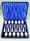 TWELVE SILVER TEASPOONS, King's pattern, cased, large size, London 1903, 14 troy ozs