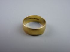 AN EIGHTEEN CARAT GOLD WIDE WEDDING BAND, 4.4 grms