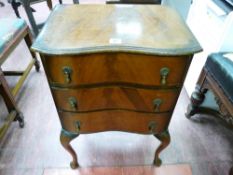 A NEAT MAHOGANY THREE DRAWER SERPENTINE CHEST on cabriole supports, 70 cms high, 45.5 cms wide, 33