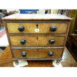 A NEAT EARLY VICTORIAN MAHOGANY THREE DRAWER CHEST, the small proportion carcass with ebony