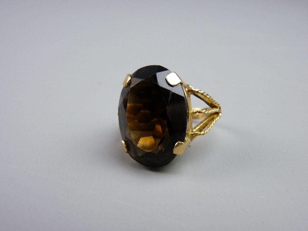 LARGE CITRINE SET EIGHTEEN CARAT GOLD RING, the 23mm stone claw mounted in an oval setting with