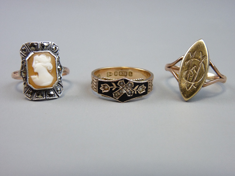 A CHESTER HALLMARK NINE CARAT GOLD MOURNING RING and two others, 7 grms gross