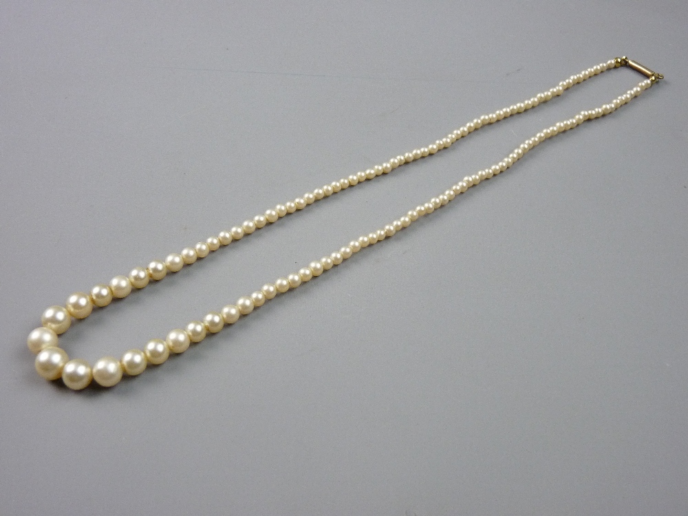 A NECKLACE OF GRADUATED MAJORCAN PEARLS circa 1920s, 12.3 grms total