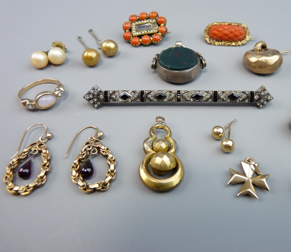 MIXED QUANTITY OF VINTAGE JEWELLERY etc to include an Art Deco style bar brooch, two coral set