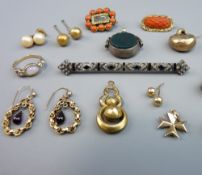 MIXED QUANTITY OF VINTAGE JEWELLERY etc to include an Art Deco style bar brooch, two coral set