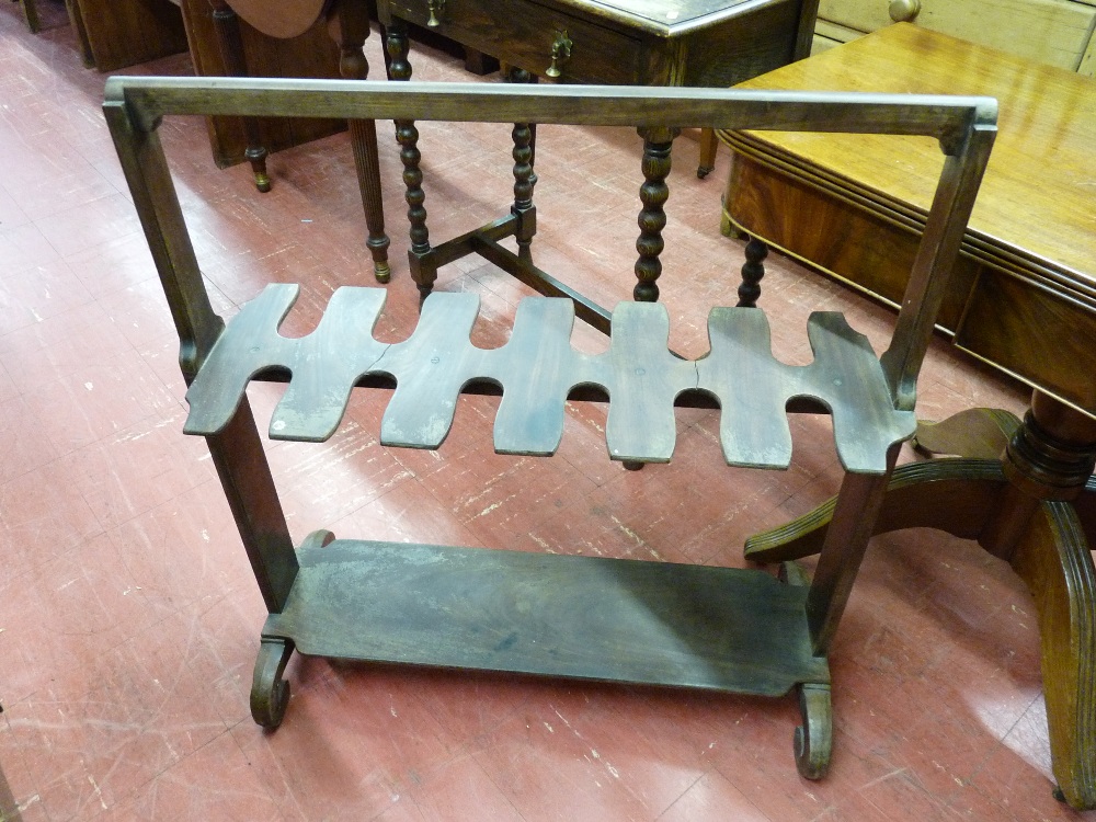 A GEORGIAN MAHOGANY BOOT RACK on scrolled shaped feet, 90 x 81.5 cms