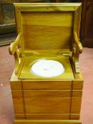 AN EDWARDIAN SATIN WALNUT BOX SEAT COMMODE, the moulded edge top lifting to reveal fold-out open