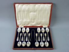 A CASED HALLMARKED SILVER TWELVE TEASPOON & TONGS SET, Chester 1922 and 1914 (the tongs), 7.6 troy