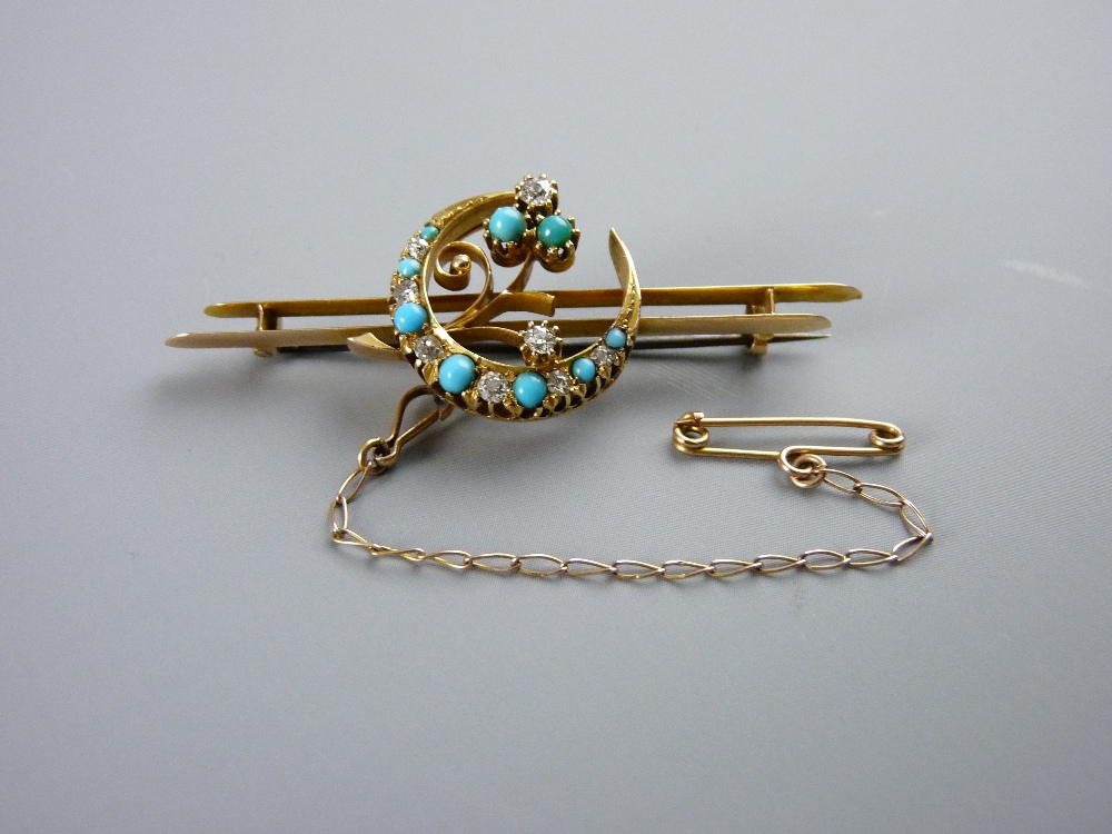 A DIAMOND & TURQUOISE SET CRESCENT BAR BROOCH, unmarked but probably eighteen carat gold, with