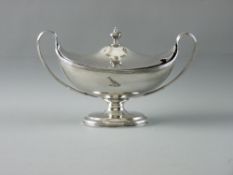 AN OVAL PLAIN SILVER TWIN HANDLED SAUCE TUREEN with knopped cover, 12.5 troy ozs, London 1778, by