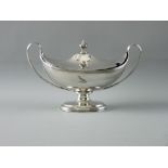 AN OVAL PLAIN SILVER TWIN HANDLED SAUCE TUREEN with knopped cover, 12.5 troy ozs, London 1778, by