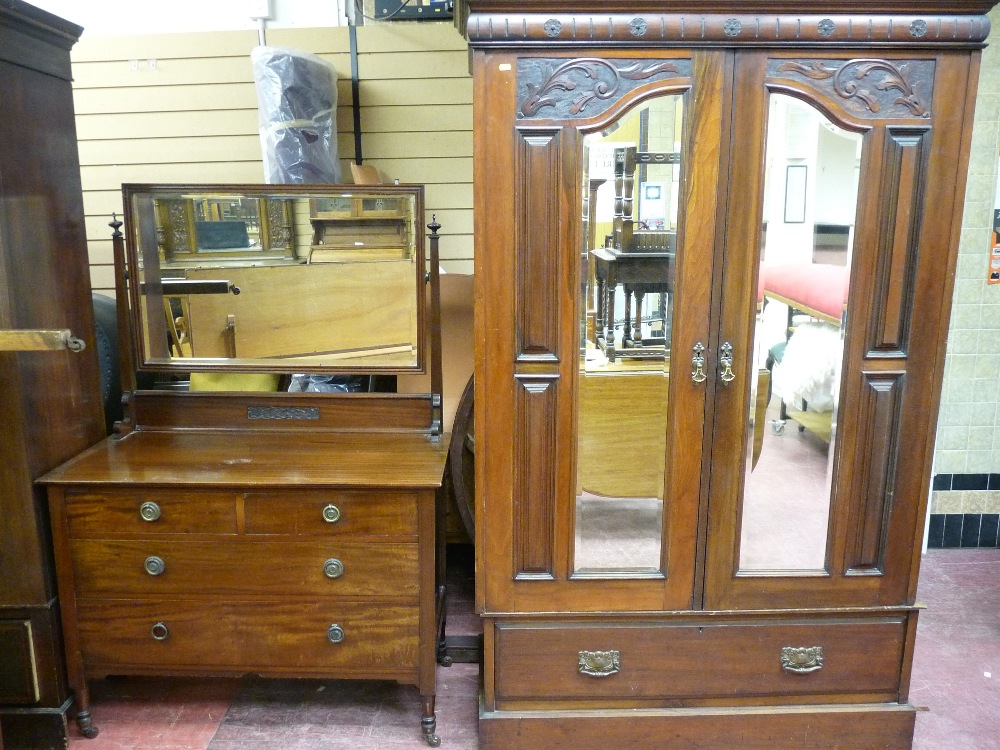 AN EDWARDIAN CARVED MAHOGANY WARDROBE & NON-MATCHING DRESSING TABLE having carved top panel doors