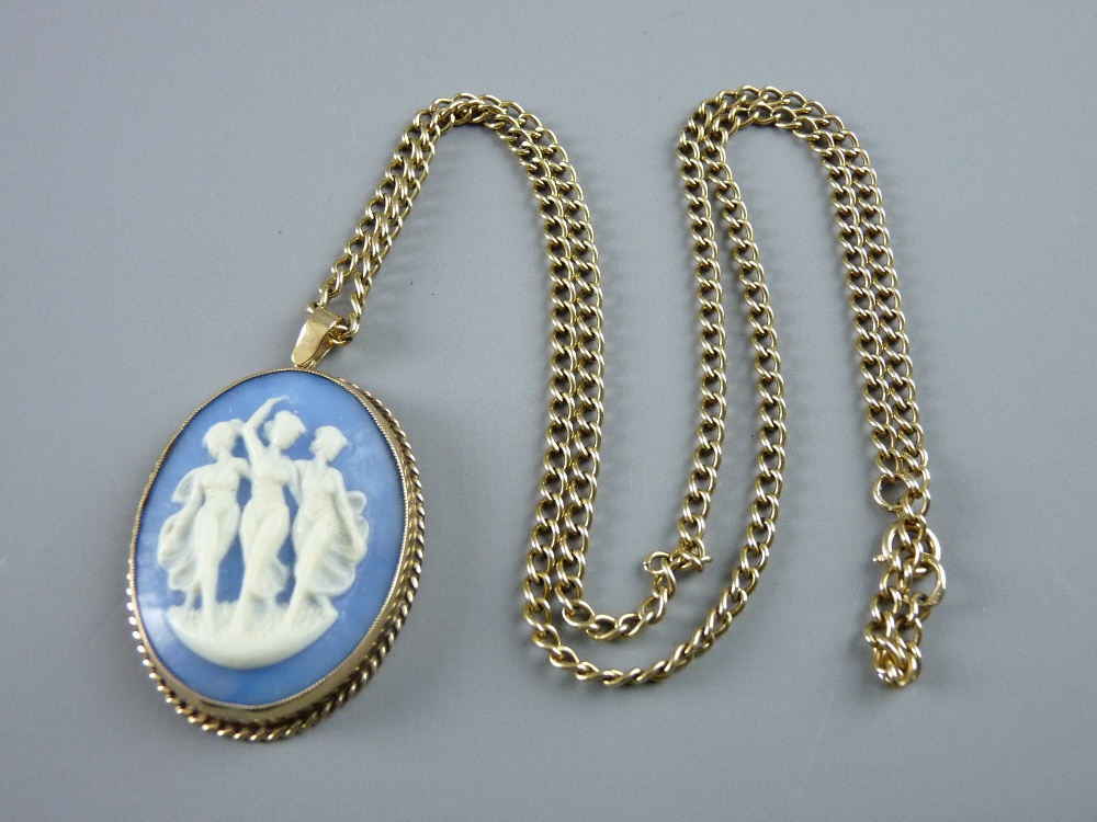 A NINE CARAT GOLD MOUNTED PENDANT & CHAIN, the mount housing a cameo Wedgwood style plaque, the