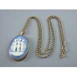 A NINE CARAT GOLD MOUNTED PENDANT & CHAIN, the mount housing a cameo Wedgwood style plaque, the