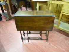 A NEAT EDWARDIAN MAHOGANY SUTHERLAND TABLE on slender turned supports, 61 cms high, 63.5 cms wide,